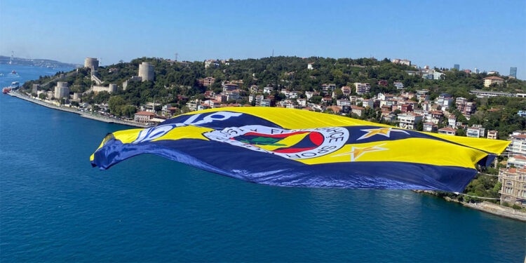 Fenerbahçe Beko'nun bayrakları köprüleri süsledi