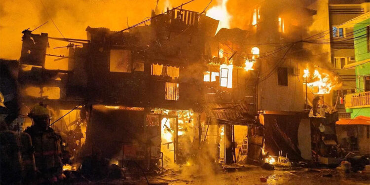 Filipinler'de yangın: Bin kişi evsiz kaldı