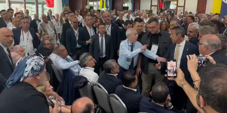 Fenerbahçe YDK Toplantısı'nda gerginlik yaşandı