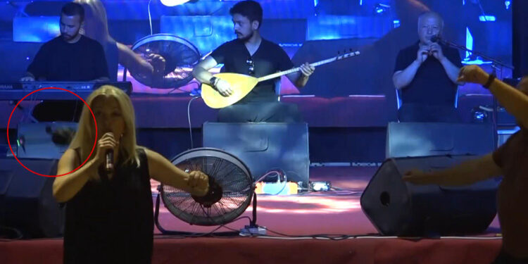 Festivalde sahne alan sanatçının başına dron çarptı