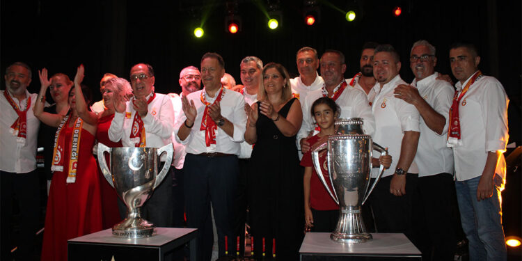 Galatasaray'ın kazandığı kupalar taraftarlarla buluştu