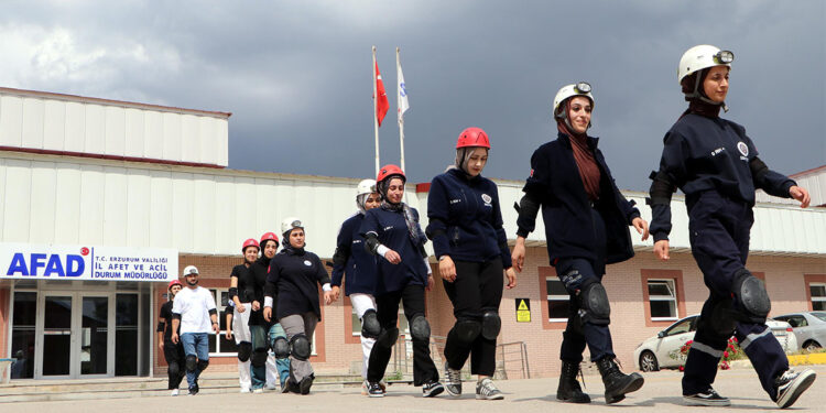 Geleceğin sağlıkçılarından enkazda staj