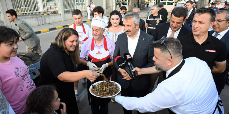 Gurbetçiler Kapıkule'de yöresel lezzetlerle karşılandı