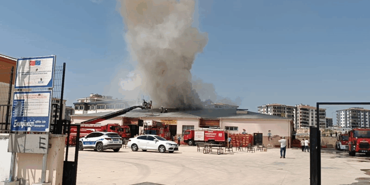 Gaziantep'te meslek lisesinde yangın