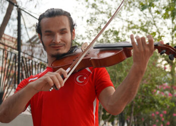 Görme engelli Ragıp Ali, müzik ve spor başarısıyla adından söz ettiriyor