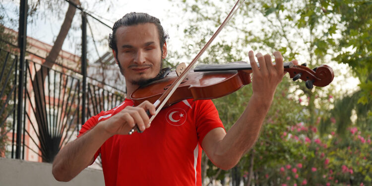 Görme engelli Ragıp Ali, müzik ve spor başarısıyla adından söz ettiriyor