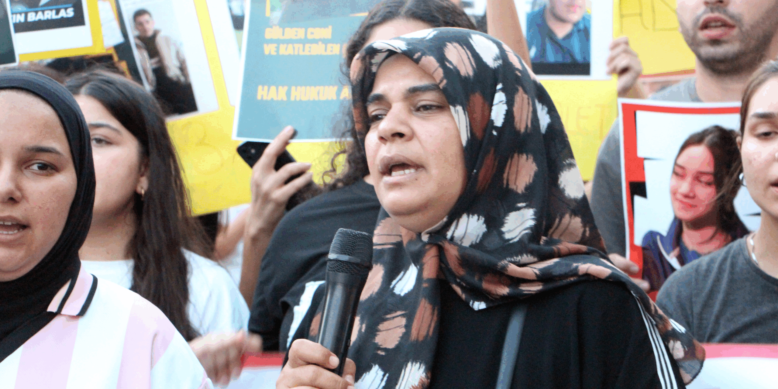 Edirne’de, E.A.'nın (15) lise bahçesinde 30 bıçak darbesiyle öldürdüğü Gülden Coni'nin ailesi, katledilen kızları ve öldürülen tüm çocuklar için yürüyüş yaptı.