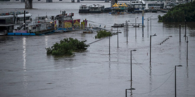 Güney Kore'deki selde 18 kişi hayatını kaybetti