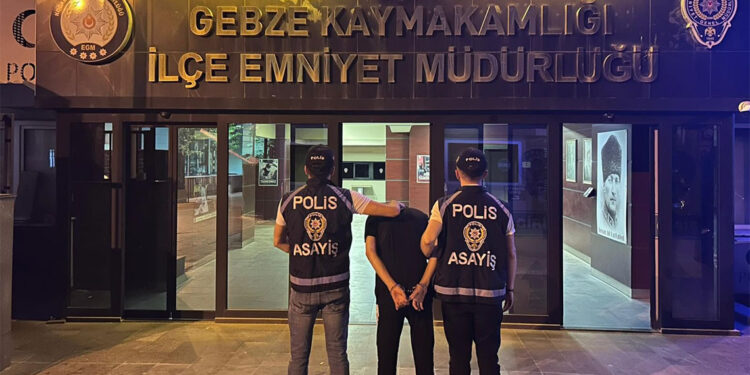 Halk otobüsünde yanına oturduğu kadını taciz etti