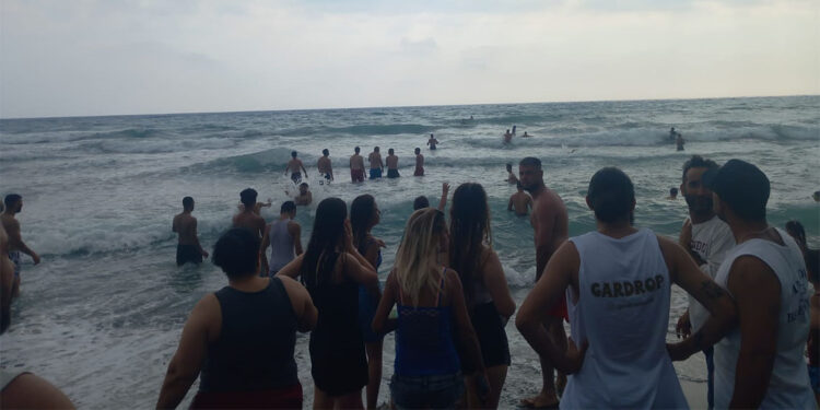 Hatay'da boğulma tehlikesi geçiren bir kişi kurtarıldı