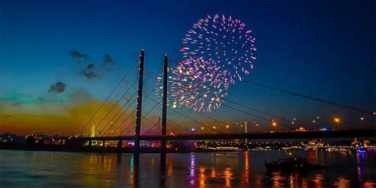 Almanya'da havai fişekler erken patladı; 19 yaralı