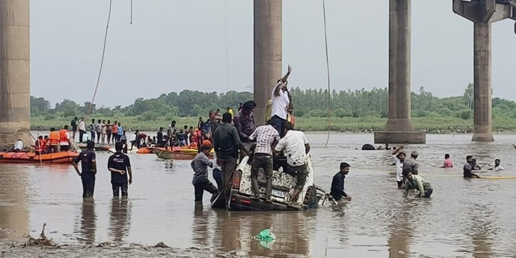 Hindistan'da köprü çöktü