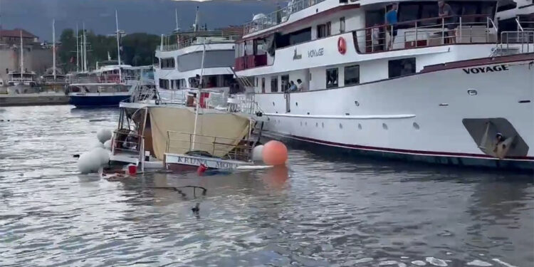 Hırvatistan'da feribotun çarptığı tekne battı