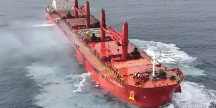 Husilerin batırdığı gemideki mürettebattan 10'u kurtarıldı