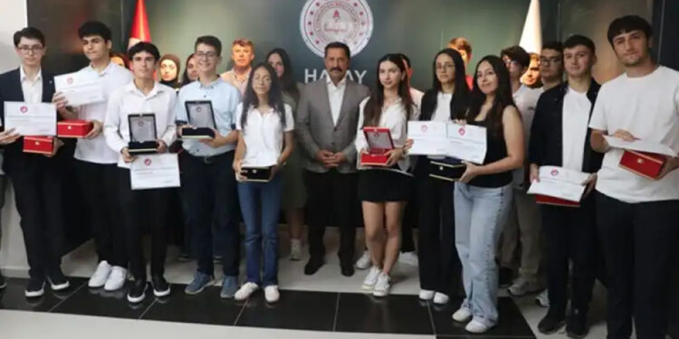 Hatay’da LGS ve YKS’de başarılı öğrenciler ödüllendirildi