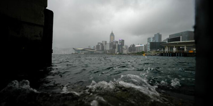 Hong Kong’da ‘Wipha’ tayfunu etkili oluyor