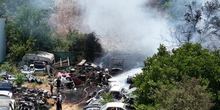 Hurda araç deposunda çıkan yangın söndürüldü