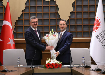 Fahrettin Altun görevini Burhanettin Duran'a devretti