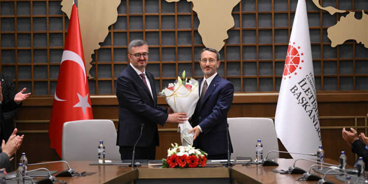 Fahrettin Altun görevini Burhanettin Duran'a devretti