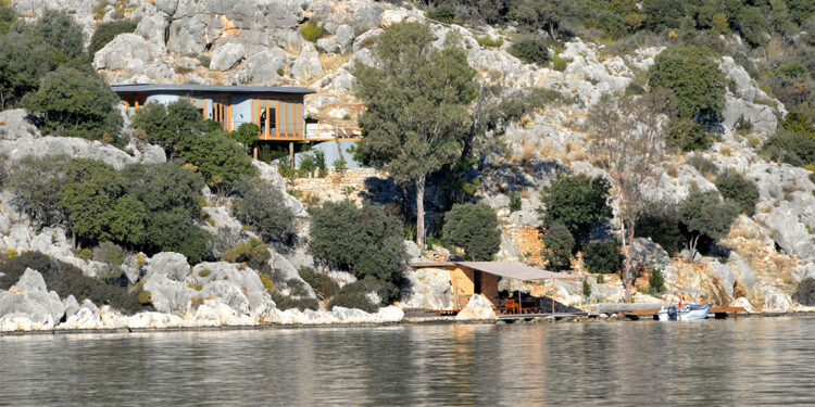 İngilizin kaçak villasının yıkımına 'borç' engeli
