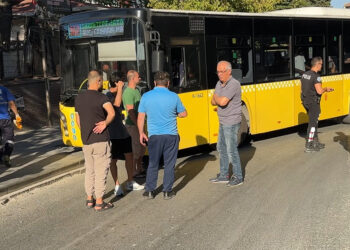 Caddenin girişine park edilen otomobil trafiği kilitledi