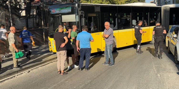 Caddenin girişine park edilen otomobil trafiği kilitledi