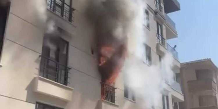 Avcılar'da korkutan yangın; 2 kişi pencereden atladı