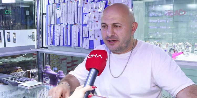 Bağcılar'da altın kesesini düşürdü, yolda bulan kişi alıp uzaklaştı