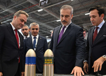 Bakan Fidan, 17'nci Uluslararası Savunma Sanayii Fuarı'nı gezdi