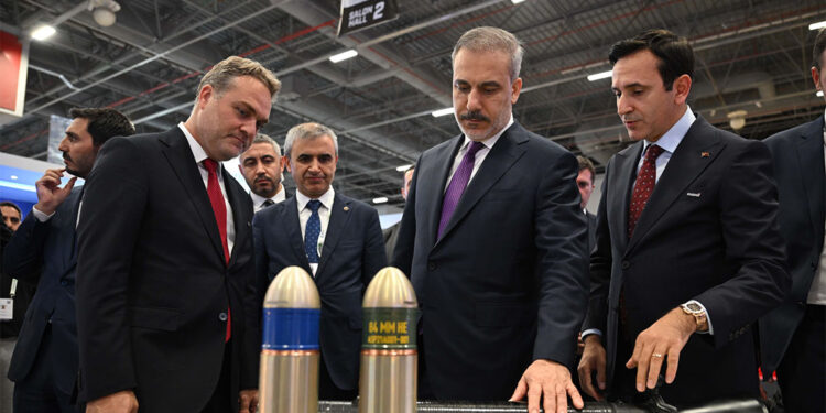Bakan Fidan, 17'nci Uluslararası Savunma Sanayii Fuarı'nı gezdi