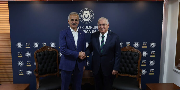 Yaşar Güler Abdulkadir Uraloğlu ile IDEF'25'te