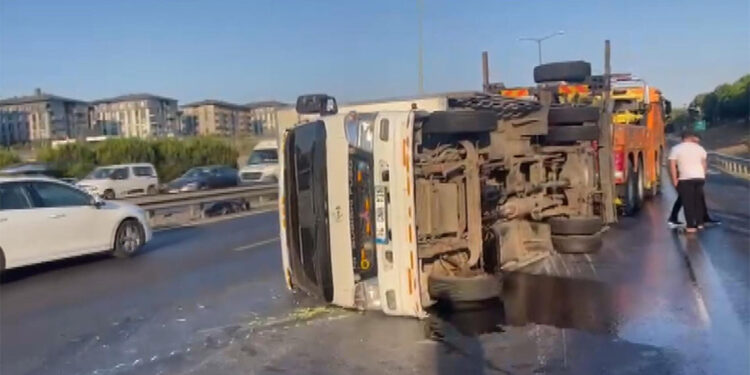 Başakşehir TEM Otoyolu'nda kamyonet devrildi