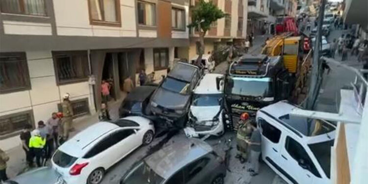 Başakşehir'de vinç park halindeki araçlara çarptı