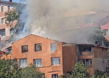Beykoz'da 3 katlı binanın çatısında yangın çıktı; 4 kişi mahsur kaldı