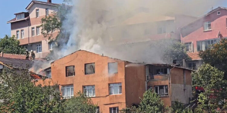 Beykoz'da 3 katlı binanın çatısında yangın çıktı; 4 kişi mahsur kaldı
