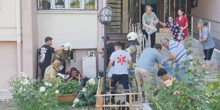 Beylikdüzü'nde 15 katlı bina tahliye edildi