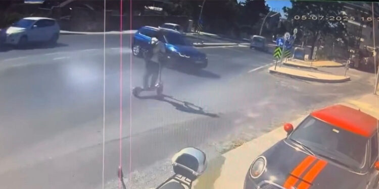 Beylikdüzü'nde skuterin otomobile çarptığı anlar kamerada