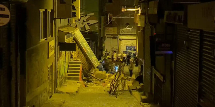 Beyoğlu'nda 3 katlı binada patlama