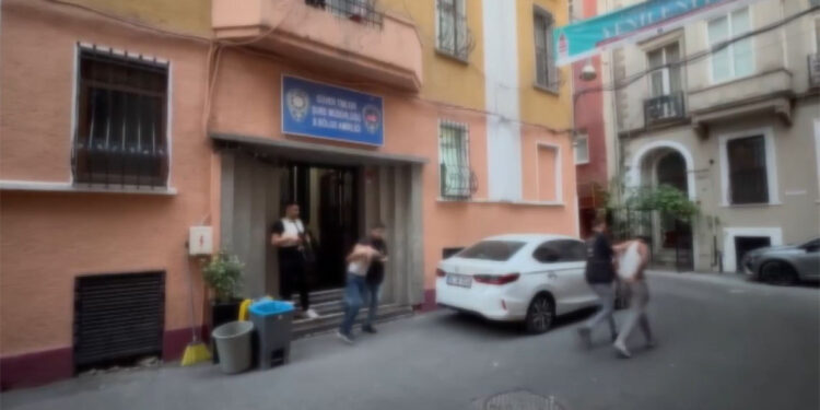 Beyoğlu'nda laf atma tartışmasında 17 yaşındaki Umut bıçakla ağır yaralandı