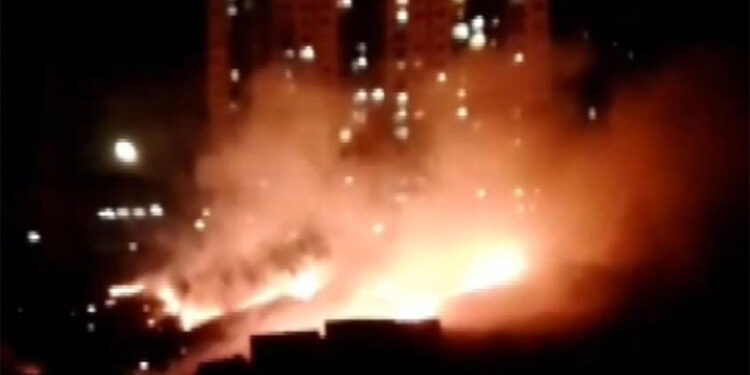 Esenyurt'ta inşaat alanında çıkan yangın söndürüldü