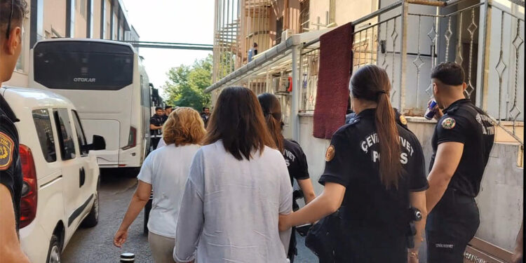 FETÖ soruşturması kapsamında gözaltınan alınanlar sağlık kontrolünden geçirildi