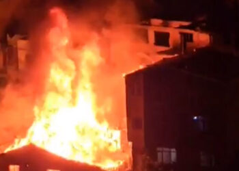 Gaziosmanpaşa'da 4 gecekondu alevlere teslim oldu