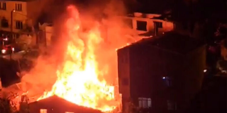 Gaziosmanpaşa'da 4 gecekondu alevlere teslim oldu