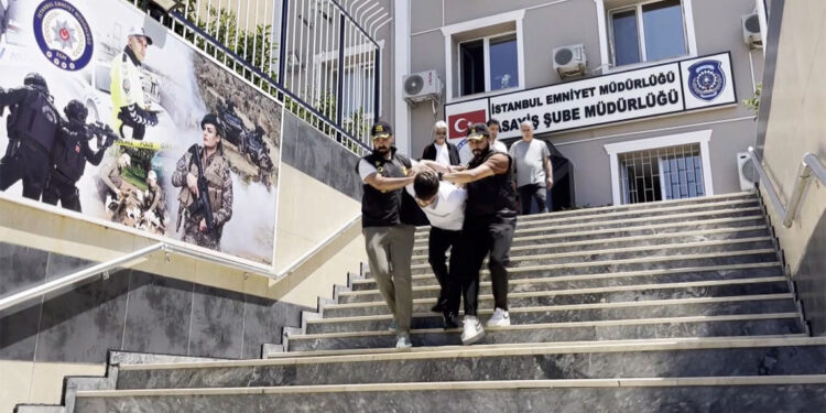 Güngören'de cinayet şüphelisi saklandığı bavulda yakalandı