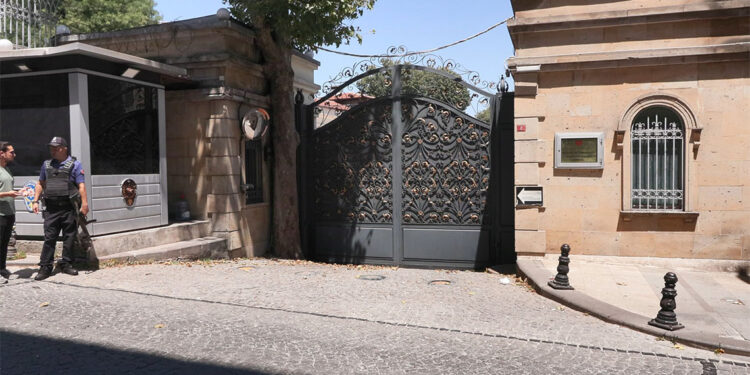 İran heyeti nükleer faaliyetleri görüşmek için müzakere masasına oturdu