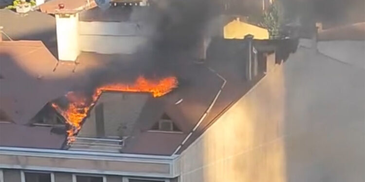 Kağıthane'de çatı yangınını söndüren itfaiyeye polis de yardım etti