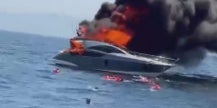 Kınalıada açıklarında tekne yangını; Yolcular denize atladı