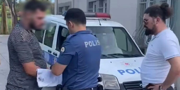 Küçükçekmece'de ehliyet sınavına düzenekle giren aday yakalandı