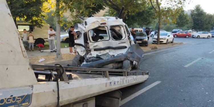 Küçükçekmece'de hafif ticari araç servis minibüsüne çarptı: 4 yaralı