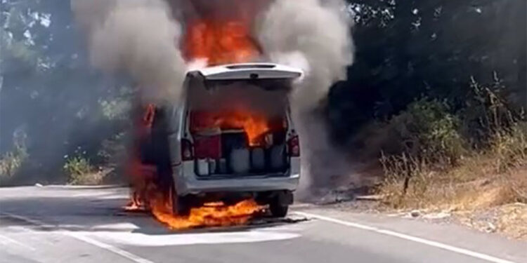 Maltepe'de hafif ticari araç alev alev yandı